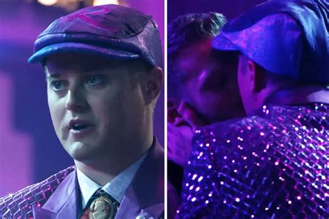 Disney confirma que Ryan de High School Musical é gay cena de beijo Aconteceu Bicas