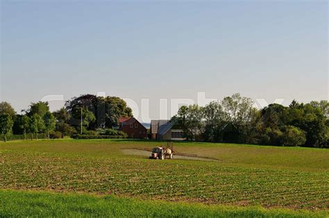 En Traktor Spr Jter En Mark Stock Foto Colourbox