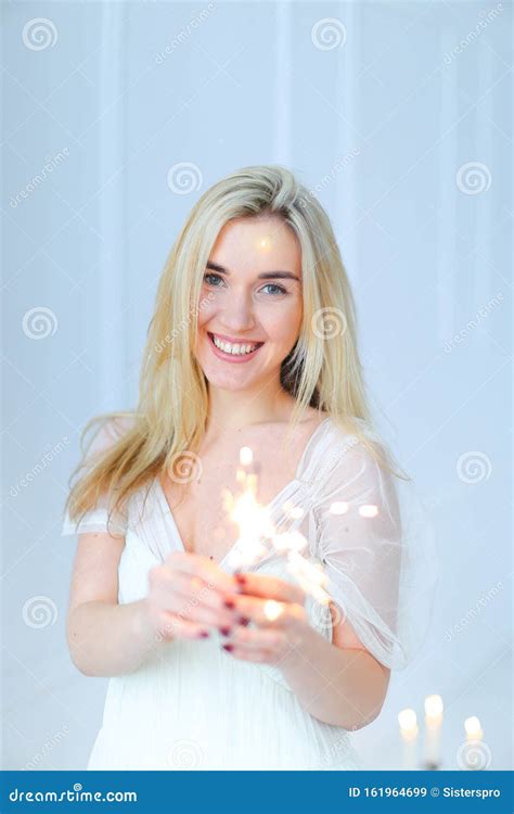 Blonde Blij Meisje Dat Bengal Licht Houdt En Witte Jurk Draagt Stock Afbeelding Image Of Nieuw