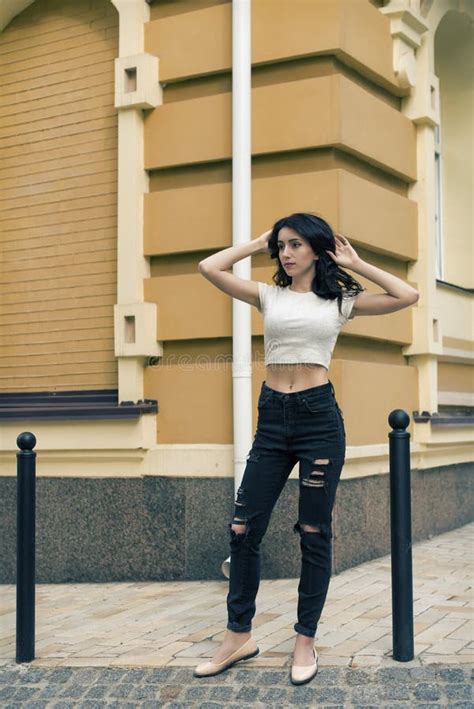 Junger Brunette Mit Dem Gelockten Haar Stockbild Bild von hemd porträt 96146845