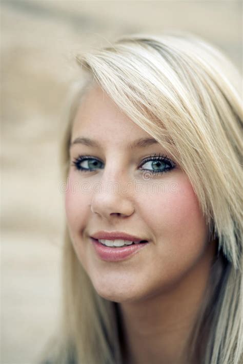 Vrij Het Blonde Glimlachen Van De Vrouw Stock Foto Image Of Vrij Wijfje 12992136