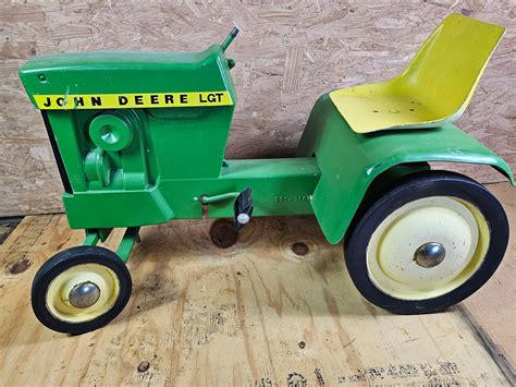 Ertl John Deere Pedal Tractor Model Dgt 70 19227