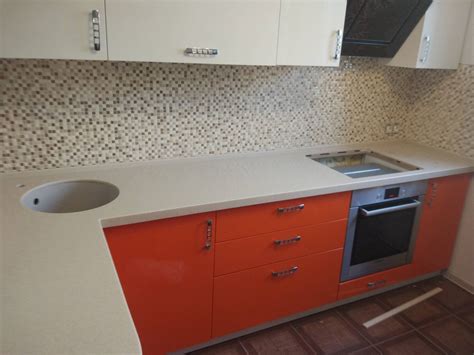 Прямая кухонная столешница из искусственного камня с барной стойкой ...