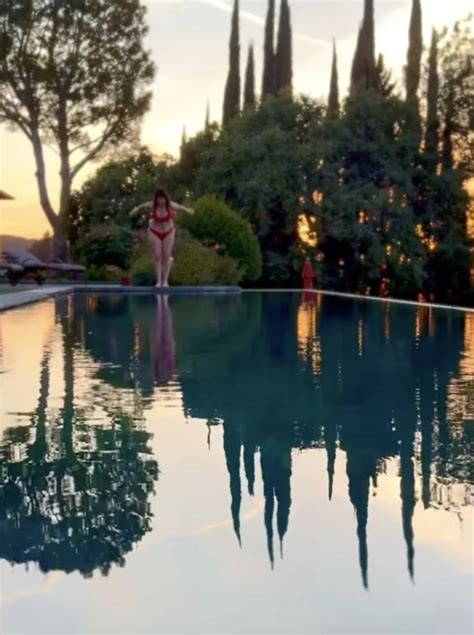 Valerie Bertinellis Bikini Photos Are Gorgeous See The Actress Stunning Swimsuit Pictures