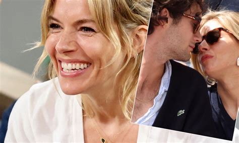 Sienna Miller Jest W Ci Y Letnia Gwiazda Pokaza A Si W Sk Pym Bikini Ods Oni A