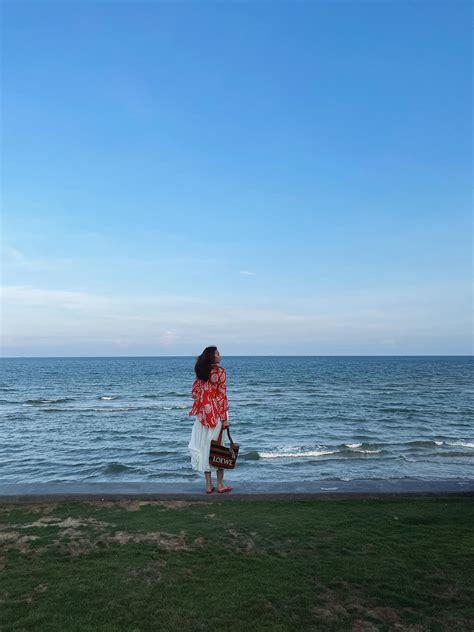 Diện bikini phối khoác ren sành điệu như Thanh Hằng