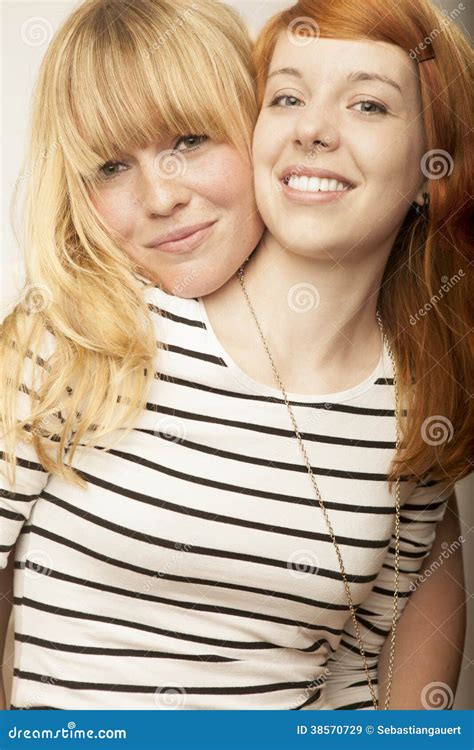 De Rode En Blonde Haired Lach En De Omhelzing Van Meisjesvrienden Stock Afbeelding Image Of