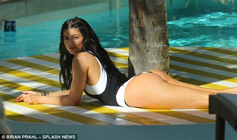 Kylie Jenner Ditches Her Brunette Look And Hides Her Face Under Blonde Hair Daily Mail Online