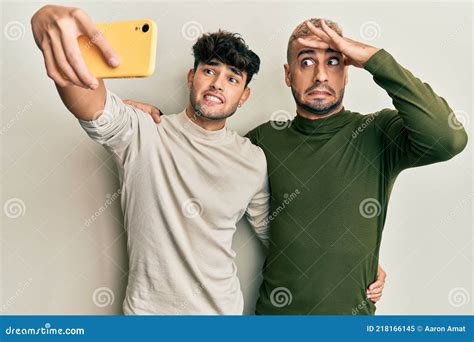 Homosexual Gay Pareja De Pie Juntos Tomando Una Foto Selfie Con Smartphone Estresado Y Frustrado