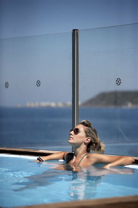 This 3 bed duplex for rent includes a private rooftop pool 20