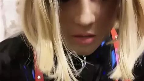 Svenja wird anal gefingert bläst und wird gefickt in rotem Latex Catsuit xHamster