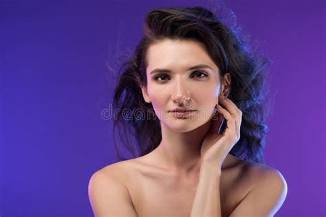Brunette Akt Auf Rotem Und Schwarzem Stockfoto Bild Von Wolldecke Jung 131347776
