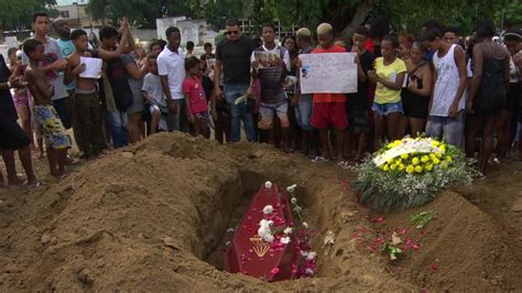 Corpo De Menino Morto Na Chatuba é Enterrado Em Cemitério De Nilópolis