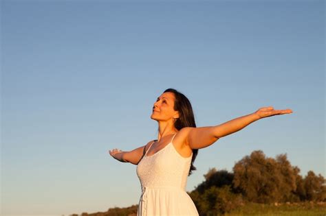 Premium Photo Relaxed Brunette Woman