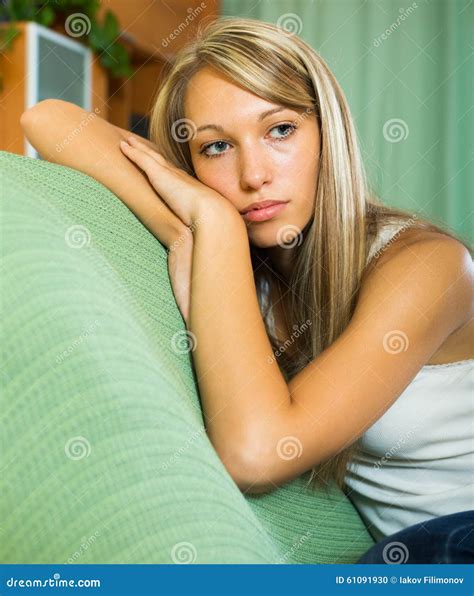 Blonde Ongelukkig Meisje Thuis Stock Foto Image Of Dame Melancholie 61091930