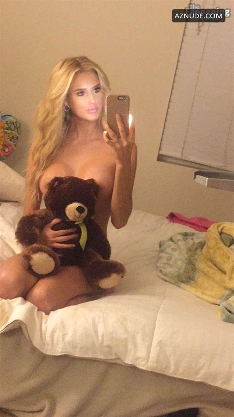 Emma Hernan Nude Selfie Releaved AZNude