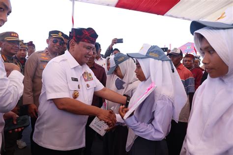 Ke Wakatobi Pj Gubernur Sultra Serahkan Bantuan Rumah Ibadah