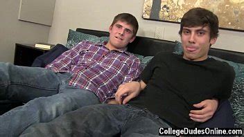 Gay A la mierda Ambos se acuestan en el sofá a continuación intercambiando algunos besos como