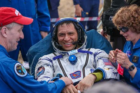 Un Astronauta De La Nasa Y 2 Cosmonautas Rusos Regresan A La Tierra