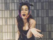 Hai chân dài bán nude mặc tạp dề phục vụ đời thực quá bốc lửa