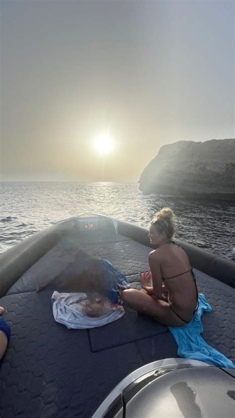 Elle McPherson Flaunts Her MILF Body In A Bikini 4 Photos The Fappening