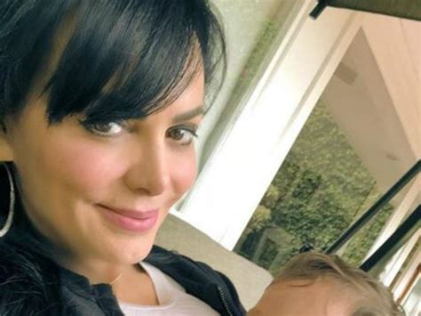 El impactante bikini negro de Maribel Guardia con el que festejó 2 millones de seguidores en