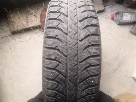 Шины зимние шипованные Bridgestone 225/65 R17 на Hyundai Tucson (TL). Б ...
