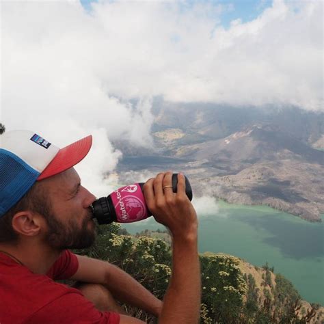 75cl Classic Bottle In Black With A Pink Band Water To Go
