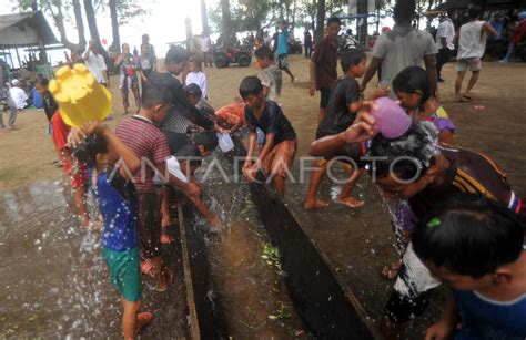 Tradisi Tolak Bala Pantai Air Manis Antara Foto