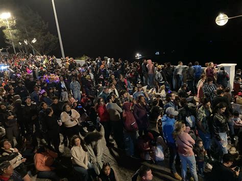 Abarrotan Miles De Personas El Paseo Olas Altas En Espera Del Combate Naval