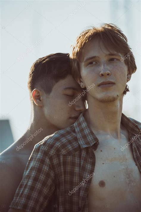 Portrait D Un Couple Gay Heureux En Plein Air Image Libre De Droit Par Ruslan