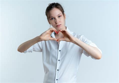 Jeune fille russe blonde confiante gestes coeur signe de la main isolé