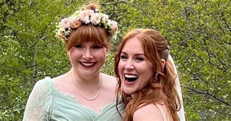 Celebrity Bridesmaids Stars Whove Helped At Weddings
