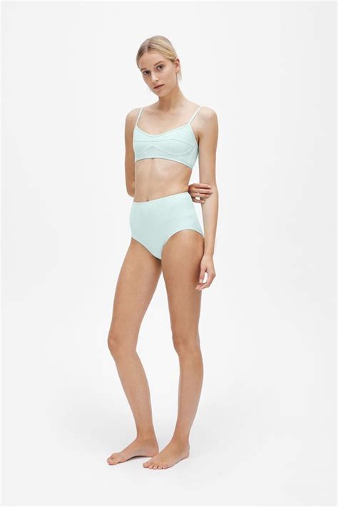 7 Hot Sexy Suzi Murray Bikini Pics