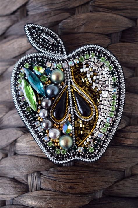 Брошь из бисера своими руками: простые схемы и фото для начинающих