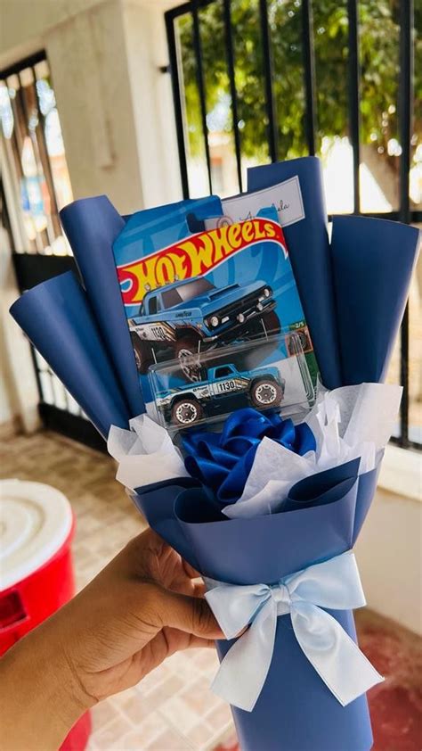 Ramo Con Un Carro HotWheels Cute Boyfriend Gifts Boyfriends Birthday Ideas Hot Wheels