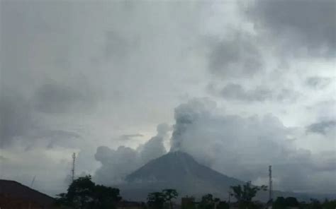 Gunung Sinabung Di Tanah Karo Erupsi