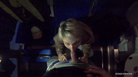 Amateur Tiener Zuigt Pik Tijdens Treinreis Met Epische Klaarkomen In Het Gezicht En Slikt