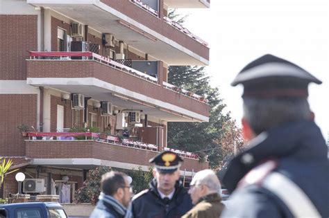 Latina Carabiniere Spara Alla Moglie Gravissima Poi Uccide Le Due Figlie E Si Toglie La Vita