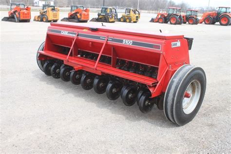 caseint   run double disc soybean special seed drill grass