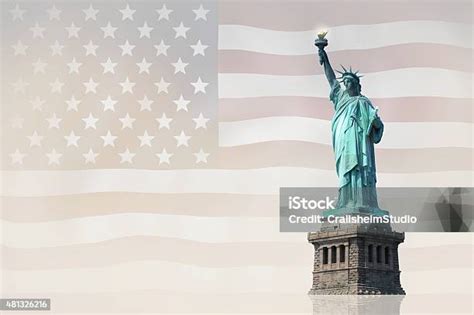bendera amerika serikat  patung liberty foto stok  gambar