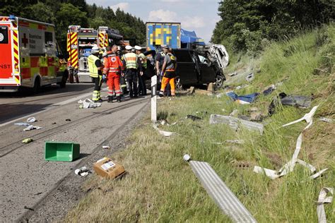 Unfall Auf A Bei Mindelheim In Bayern Lastwagen Kracht In Fahrzeuge