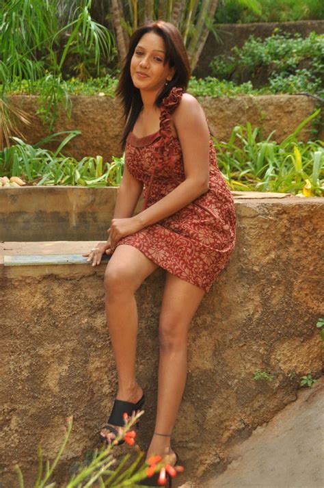 SUPER STARS MOVIE UPDATES PAVANI REDDY NEW HOT PHOTOS PAVANI LATEST STILLS GALLERY