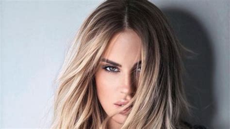 Francesca Brambilla sul letto in bikini micro è lievitato tutto quì