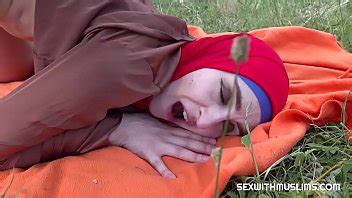 Follando a un musulmán en los arbustos XVIDEOS