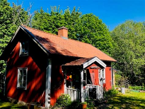 Mysig stuga i skogen hyr veckovis eller till Vätternrundan Qasa