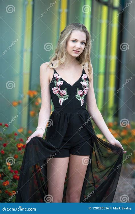 Fille De L Adolescence Blonde Portant Maxi Dress Noir Photo Stock Image Du Lifestyle