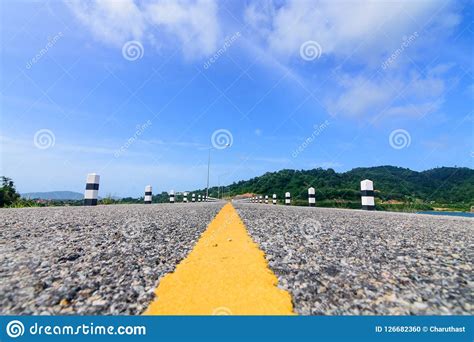 Estrada Rota Da Estrada Linhas Brancas Cargo Do Guia Foto De Stock