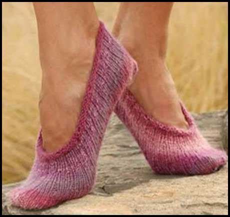 Вязаные спицами тапочки для девушек и женщин