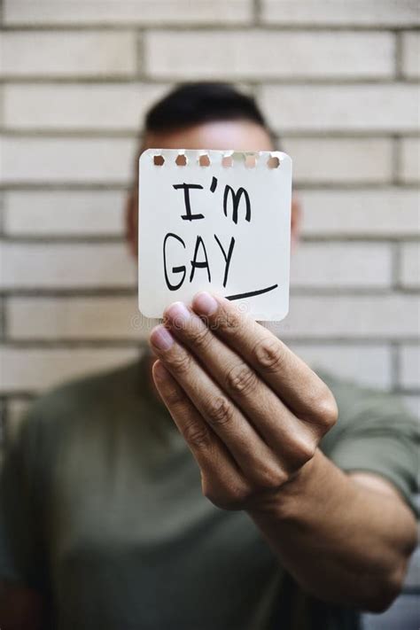 Hombre Joven Con Una Nota Con El Texto Soy Gay Imagen De Archivo Imagen De Bisexualidad